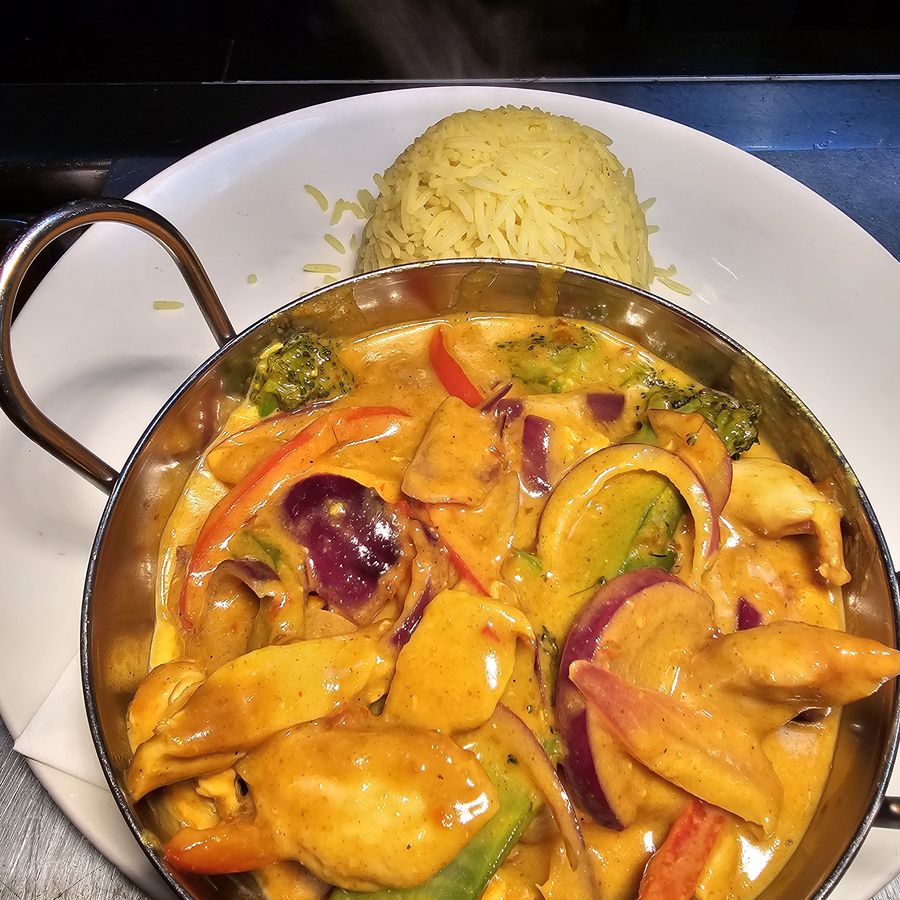 Chicken curry with peppers and vegetables, served with rice
