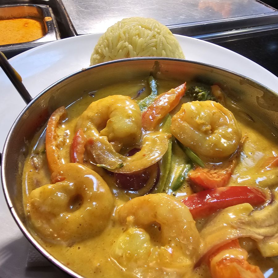 King prawn curry with peppers and vegetables